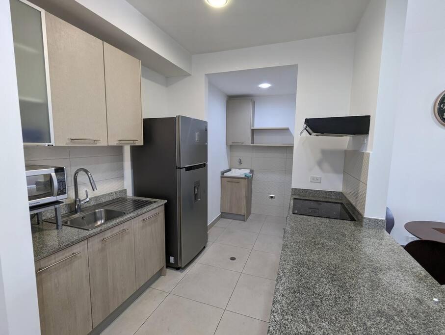 Ph - Metro La Carolina Apartment *